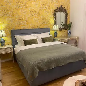 Nana Flat Praga